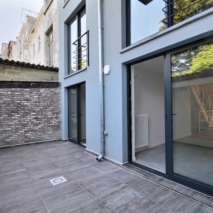 Bright first occupancy apartment with generous courtyard