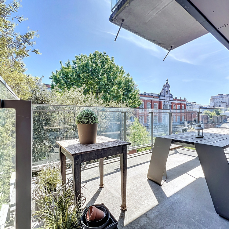 Sablon: Luxurious 2-beds, 1 office apartment with terrace