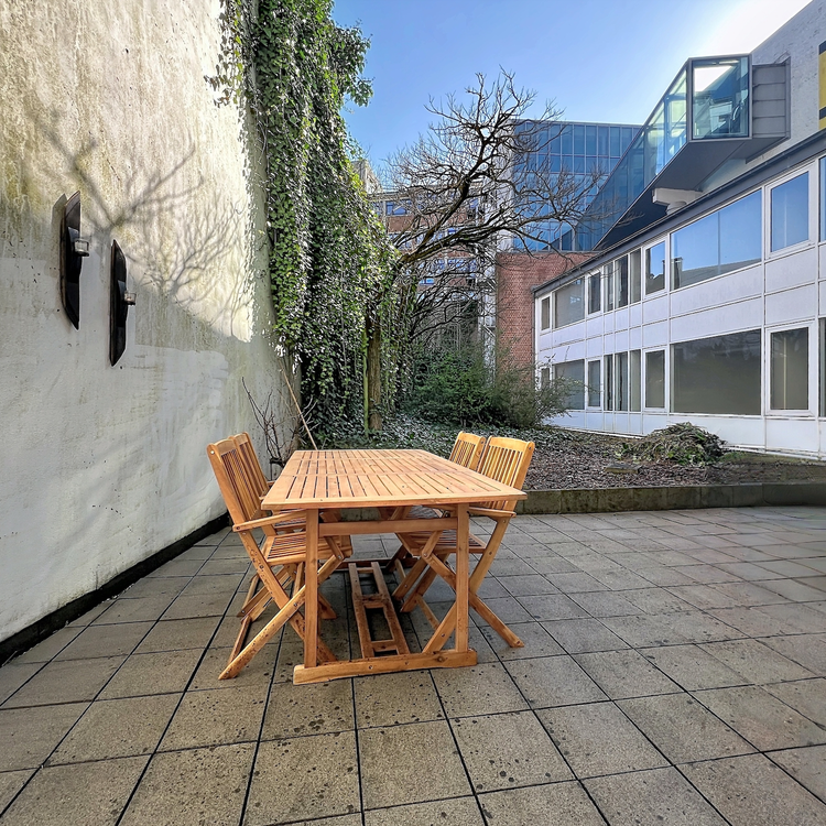 Porte de Namur: Modern 1-bed/1-office apartment with back terrace