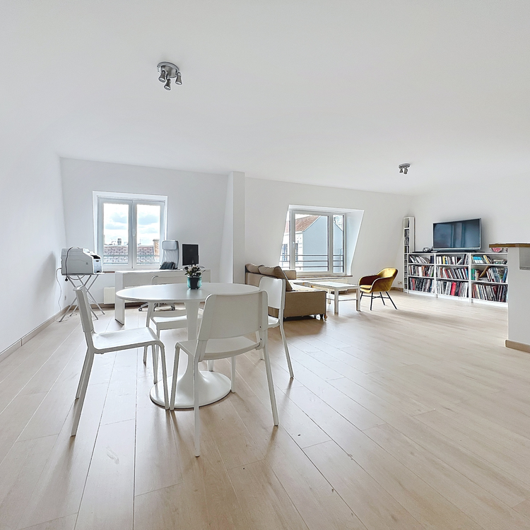 Proche Sablon: Lumineux penthouse de 2-ch