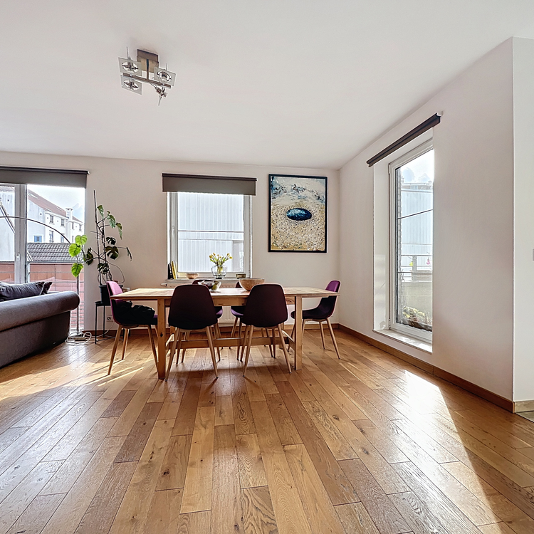 Proche Sablon : Lumineux penthouse 3-ch avec terrasse sud